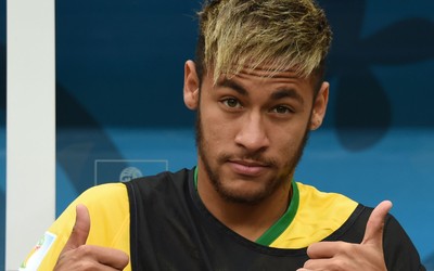 BET5体育动态-勒诺尔芒赛后收到球迷礼物感动